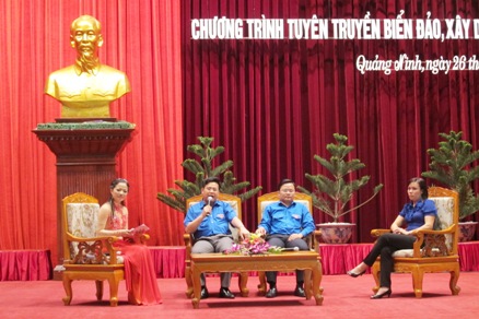 Đồng chí Hoàng Bá Nam và đồng chí Nguyễn anh Tuấn trao đổi với ĐVTN